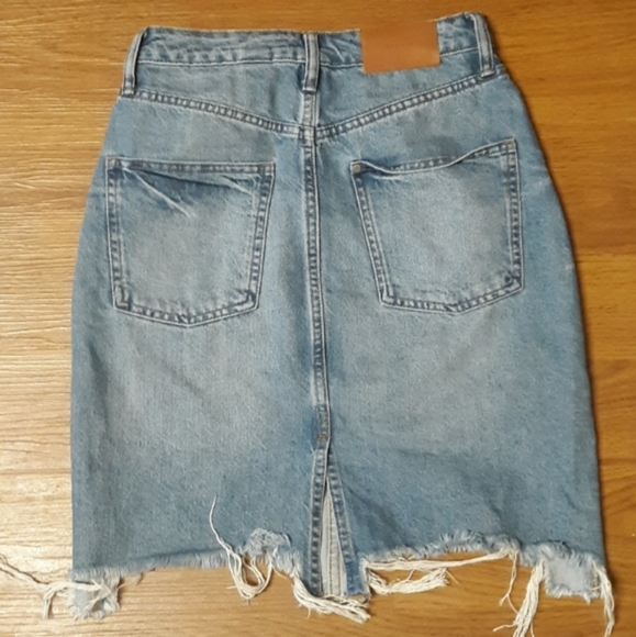H&M distressed denim skirt - Picture 3 of 4
